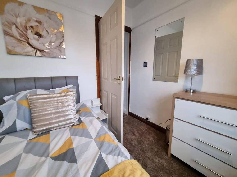 3 Bed Spacious House With Parking