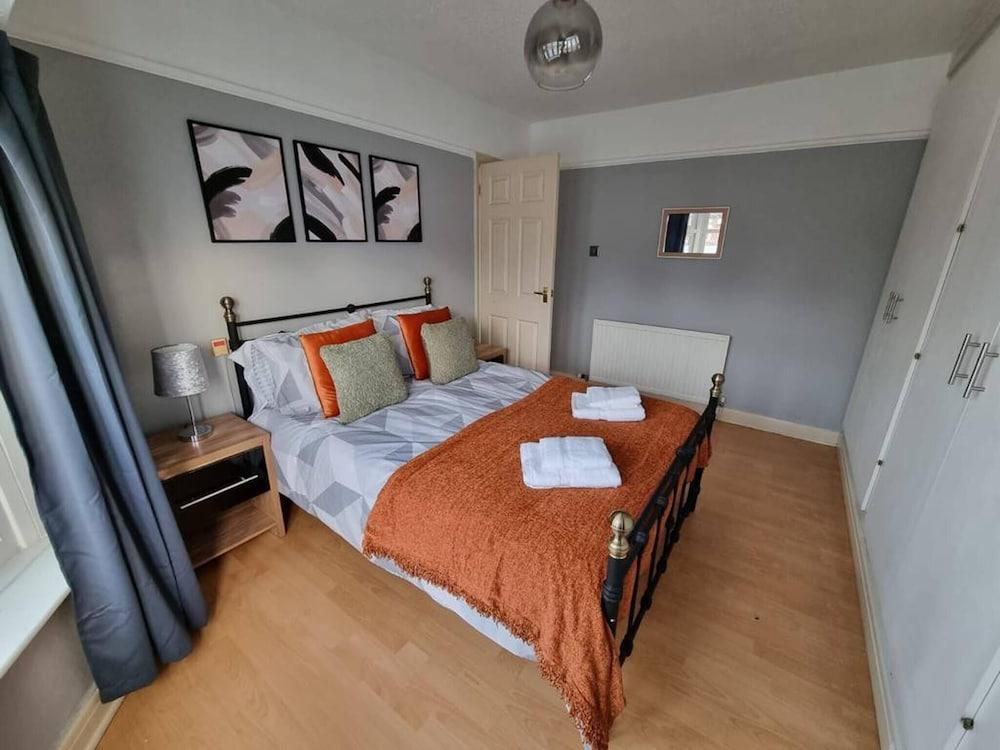 3 Bed Spacious House With Parking