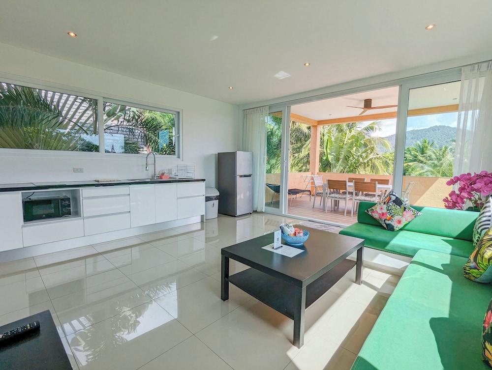 Poolside Apartments and Rooms