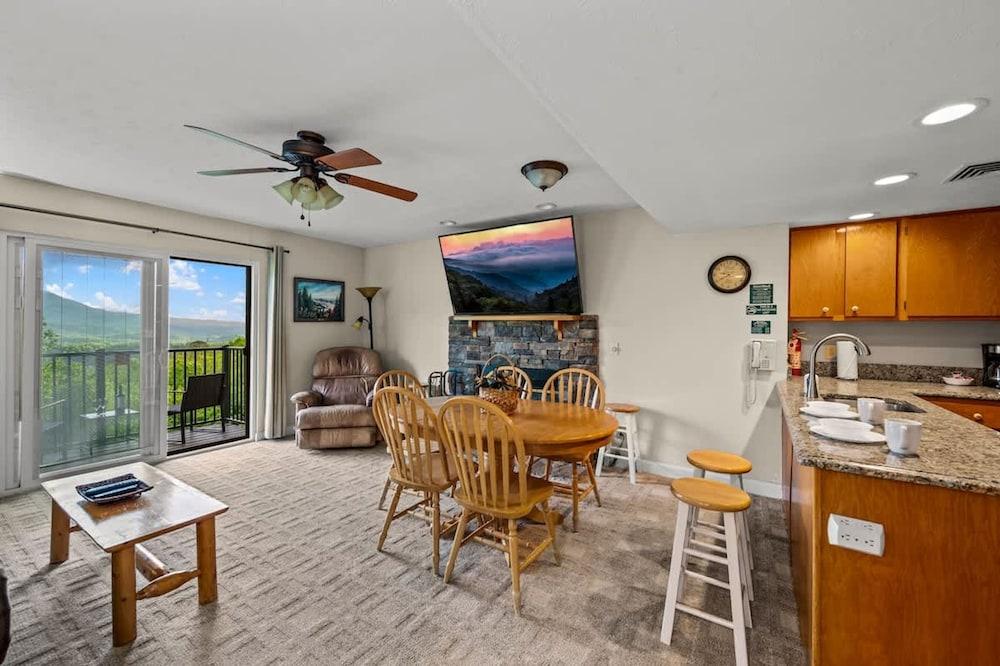 Full Kitchen Hot Tub Indoor Pool Sleeps 6