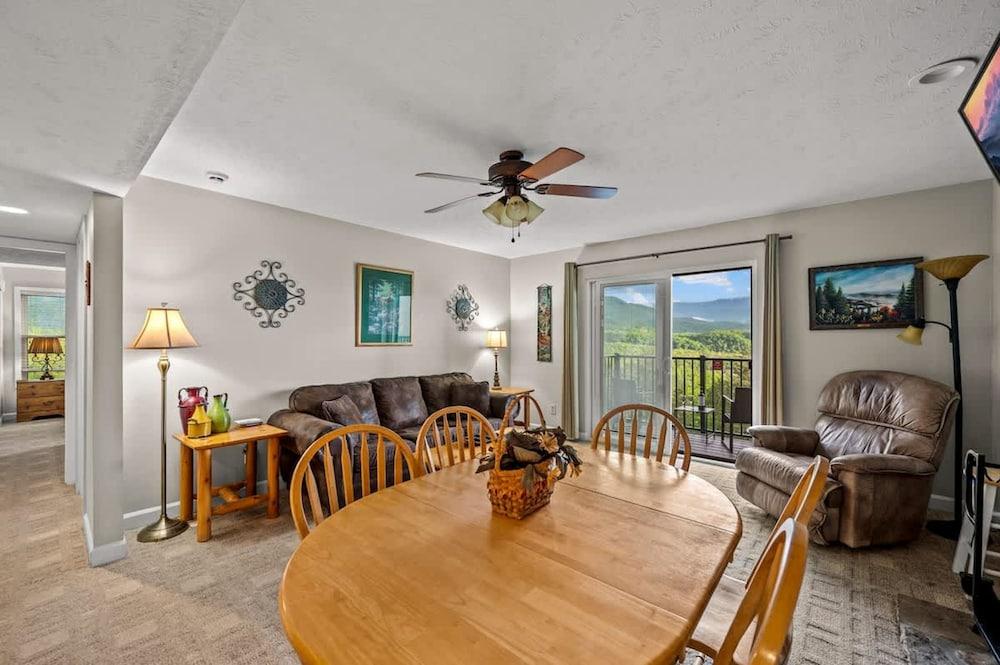 Full Kitchen Hot Tub Indoor Pool Sleeps 6