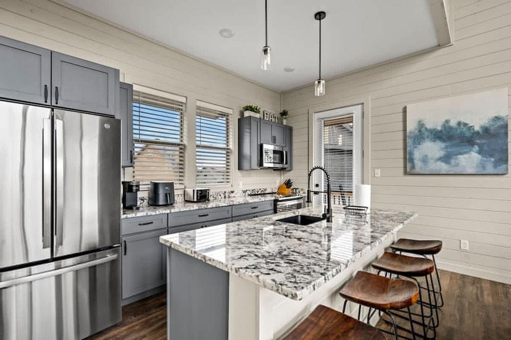 NEW Lake View Indoor Pool Sleeps 14 Hot Tub