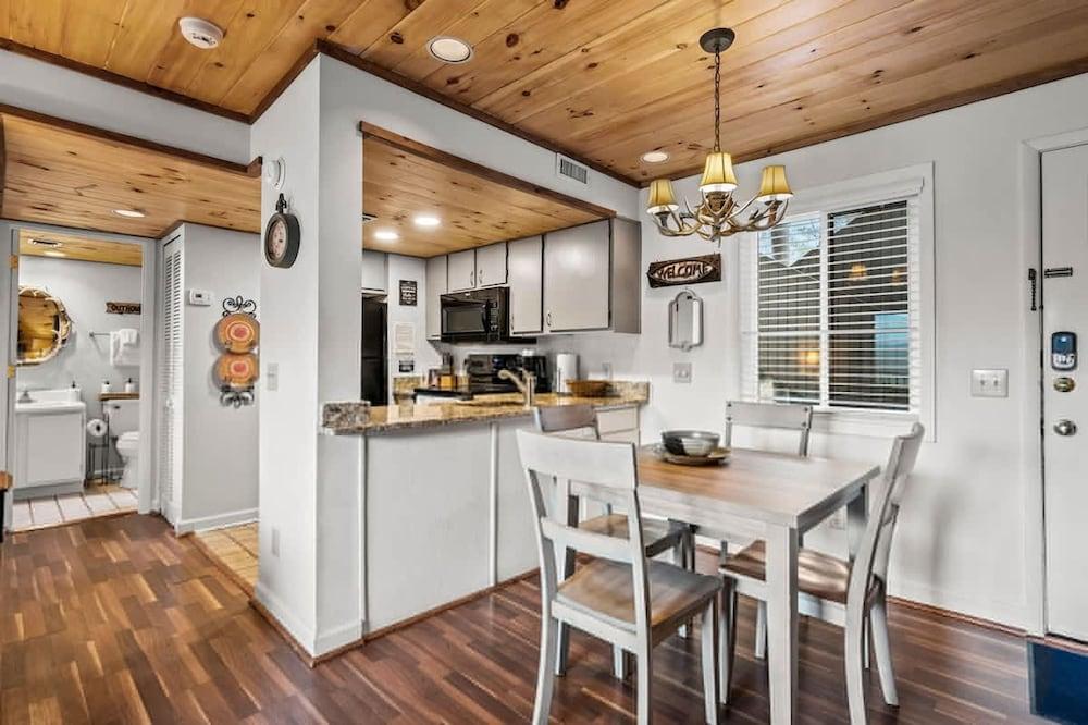 Sleeps 4 Heated Pool Hot Tub Mountain View