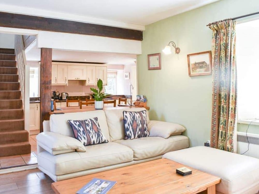 Red Squirrel Haven 2BR House - Sleeps 4 - Parking