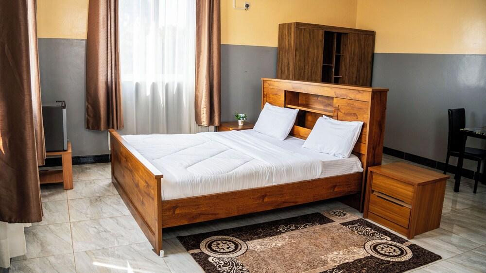 Northern Gateway Hotel And Lounge