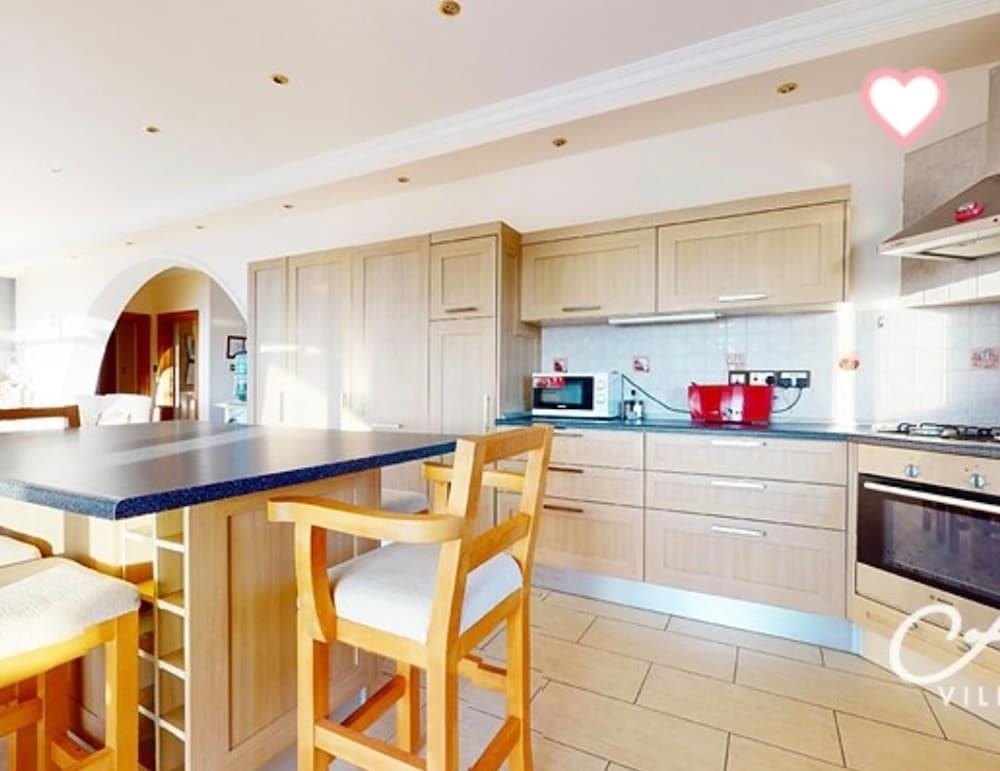 Marina Magic Sunset Villa-pool-parking-3br