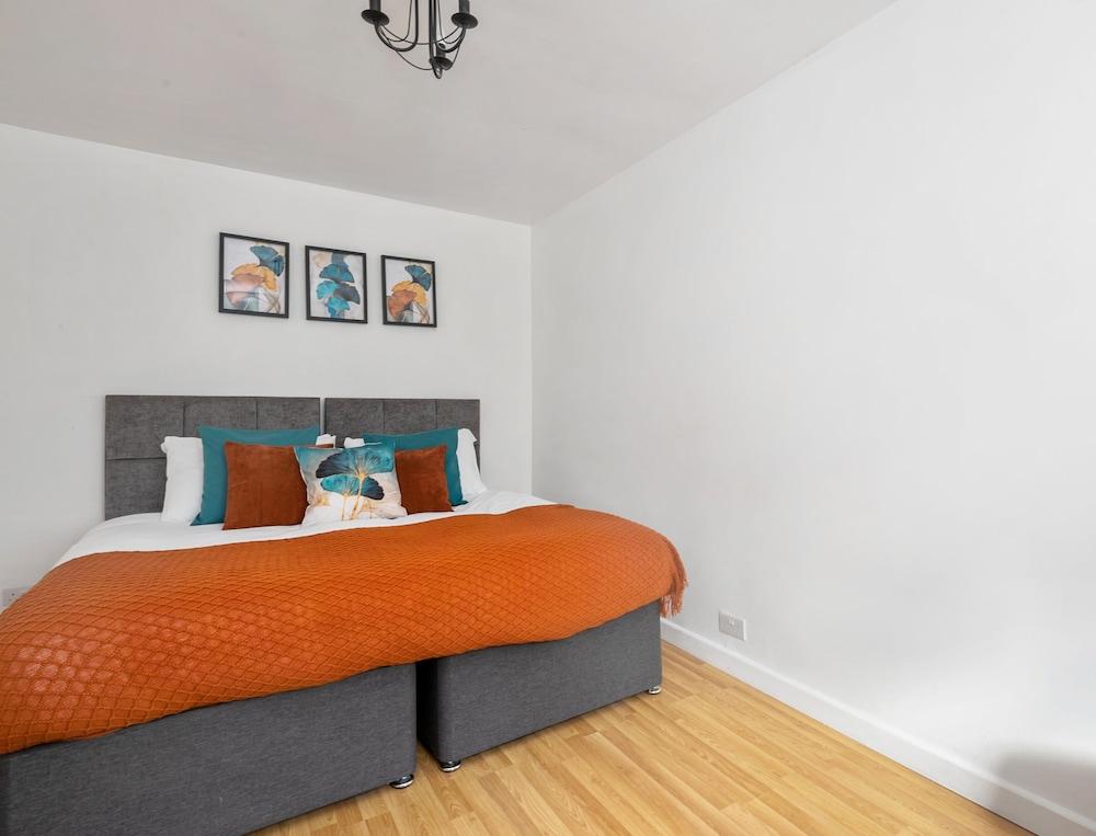 Hale Lodge, Beautiful 3 BR Home With Free Parking