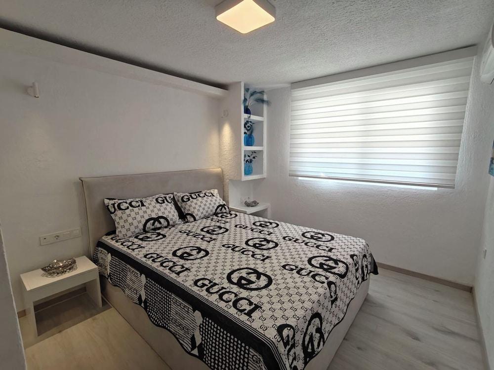 Luna Luxury Apartment in Polychrono