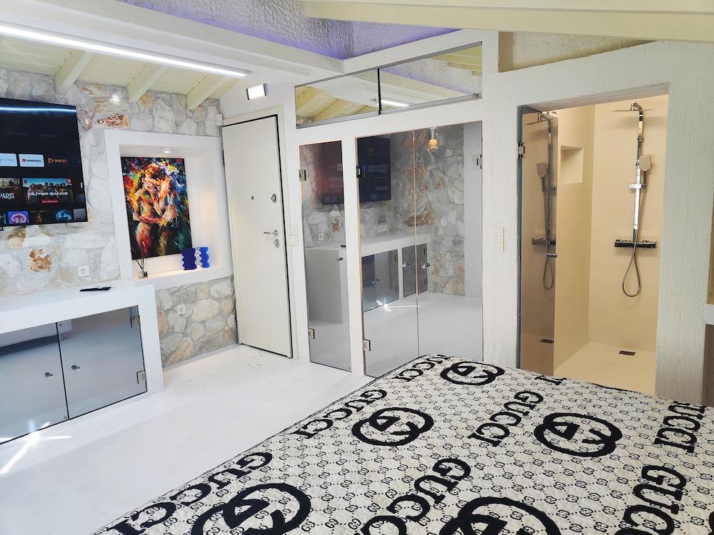 Luna Luxury Apartment in Polychrono