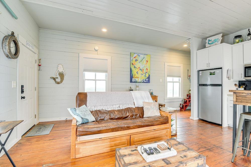 1 Mi to Dtwn: Home w/ Fenced Yard in Galveston!