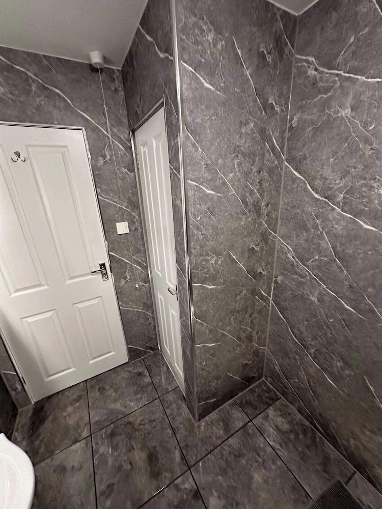 2br-sleeps4-freeparking-wifi-smarttvs