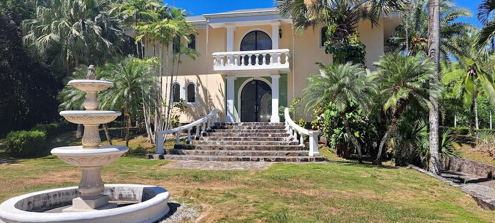 Villa Quebrada Estate