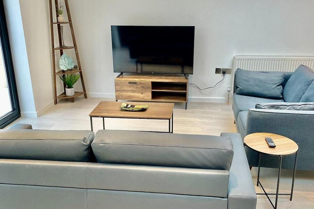 3 Bed Flat - Sleeps 6 - Parking - Wifi