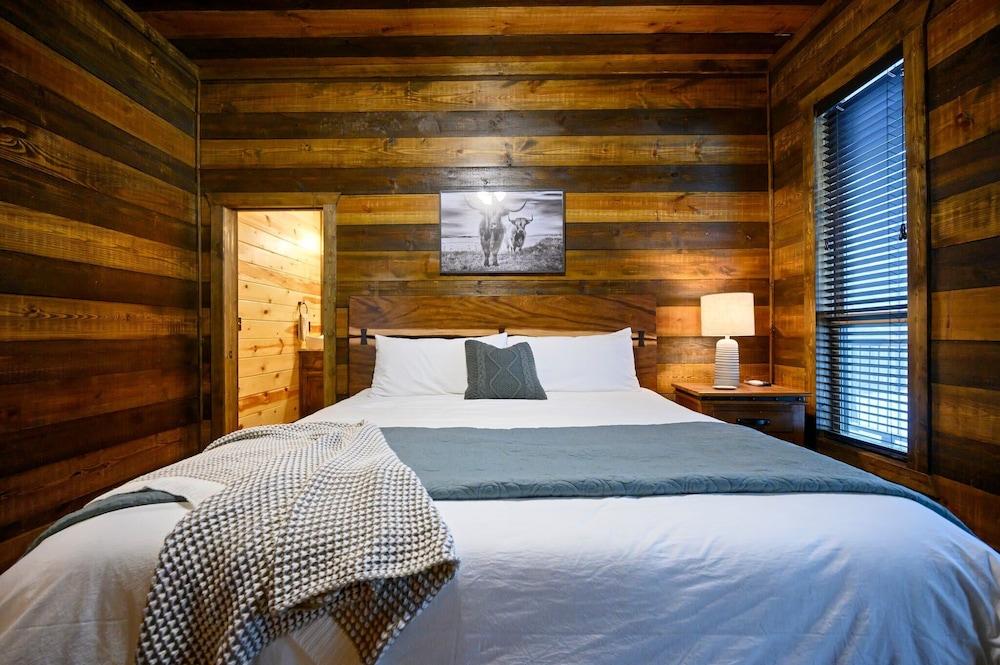 Cabin Vibe - Bunkroom - 3 King - Firepit - Shuffleboard