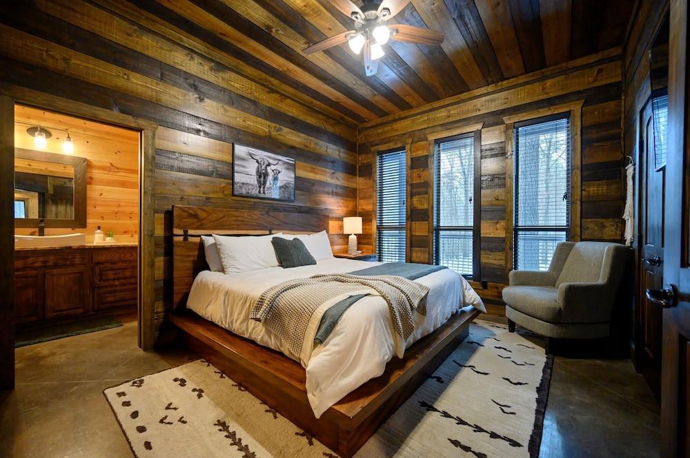 Cabin Vibe - Bunkroom - 3 King - Firepit - Shuffleboard