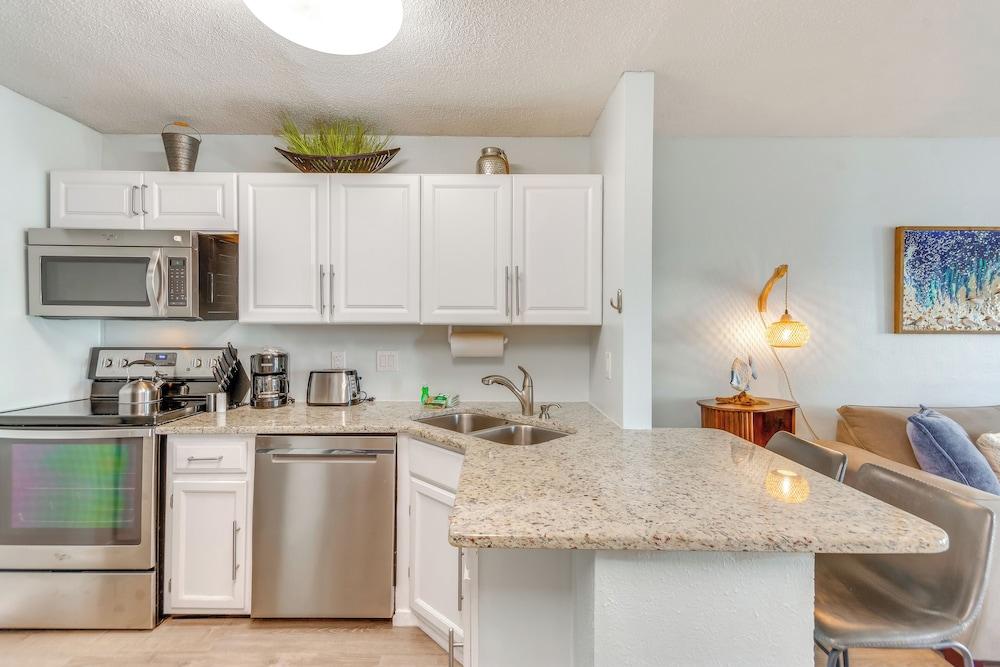 Walk to Beach: Resort Retreat w/ Balcony in Destin