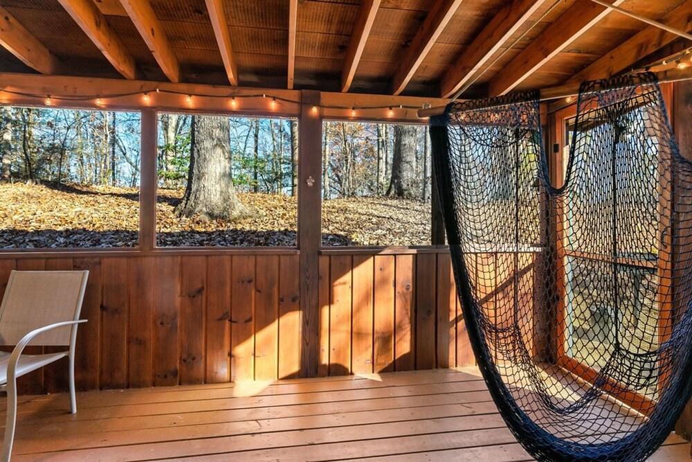 Stunning Cabin w Hot Tub Pool Table Arcades