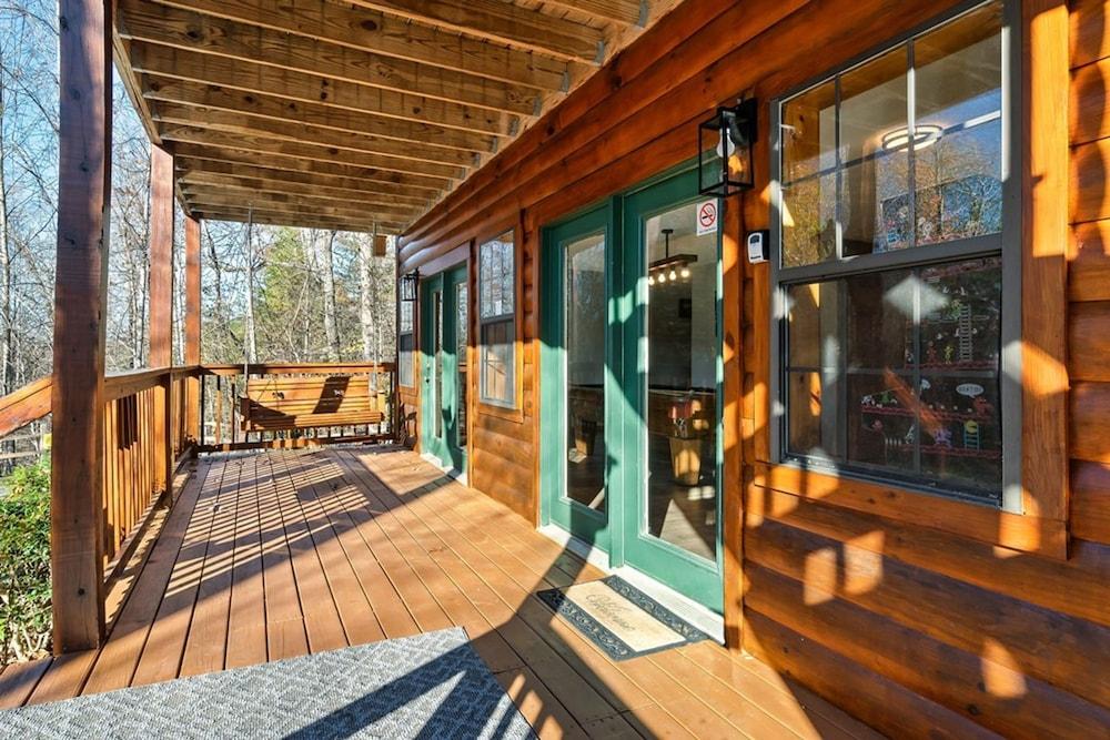 Stunning Cabin w Hot Tub Pool Table Arcades