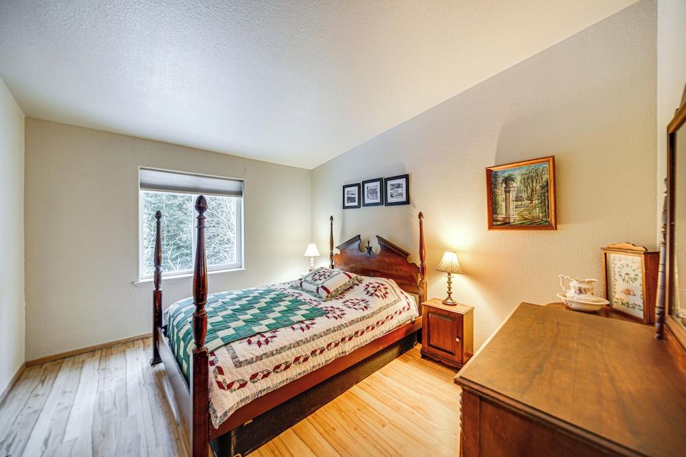 11 Acres of Adventure! Woodsy Mead Stay w/ Trails