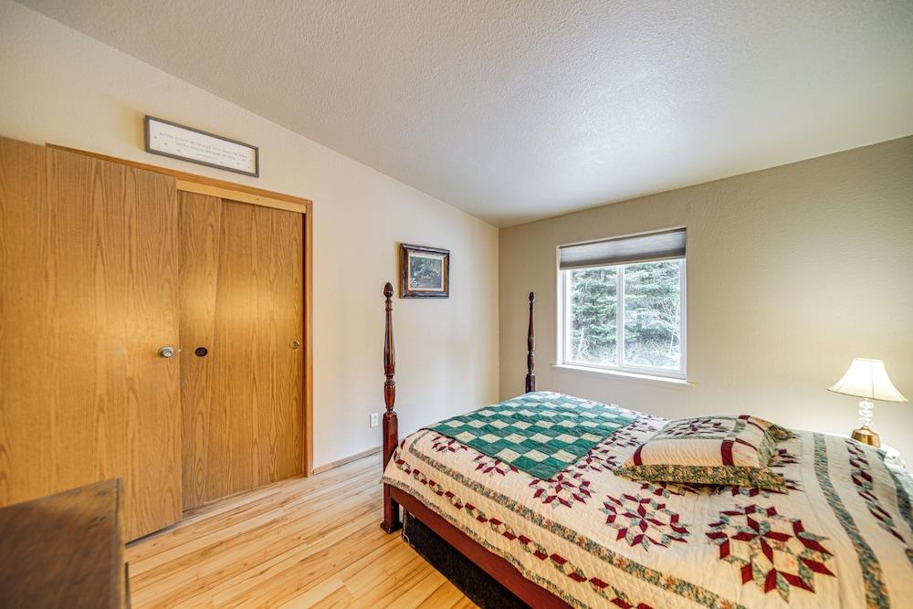 11 Acres of Adventure! Woodsy Mead Stay w/ Trails