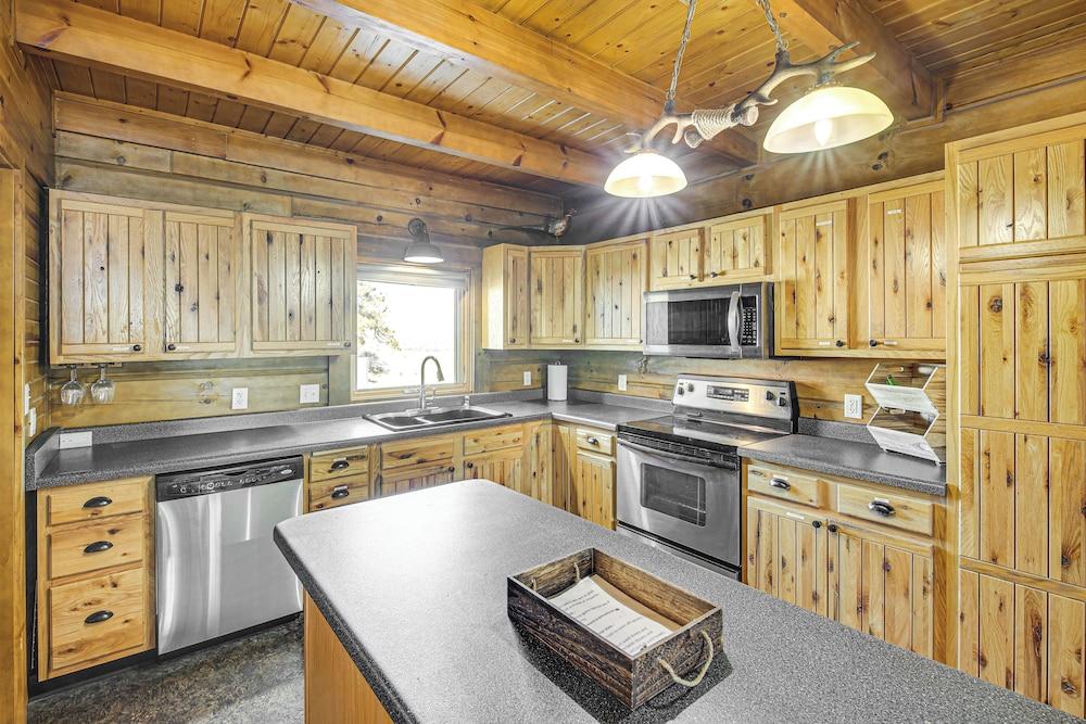 Pine Ridge Cabin on 62 Acres: Hot Tub & Views!