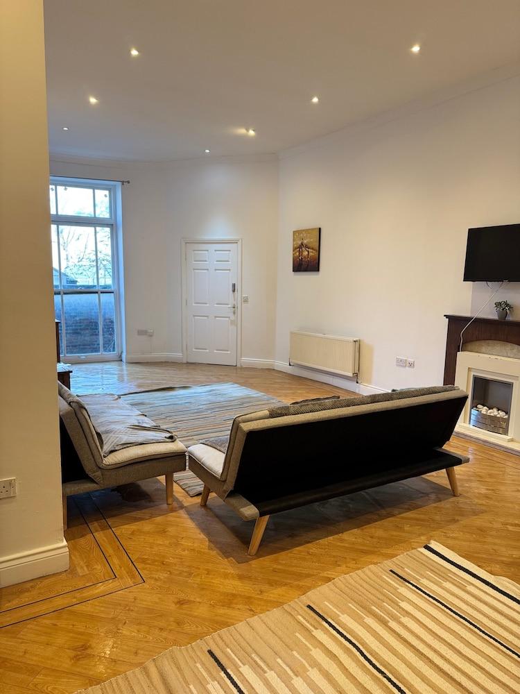 Westgate Haven - Spacious 4 Bedroom Apartment