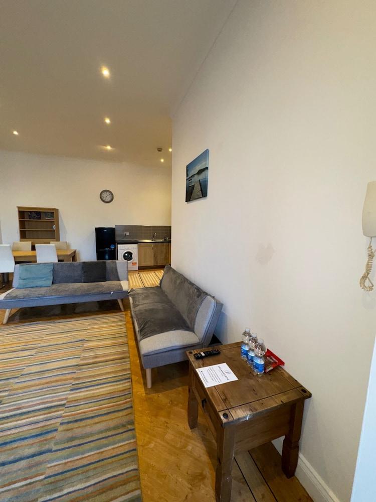 Westgate Haven - Spacious 4 Bedroom Apartment