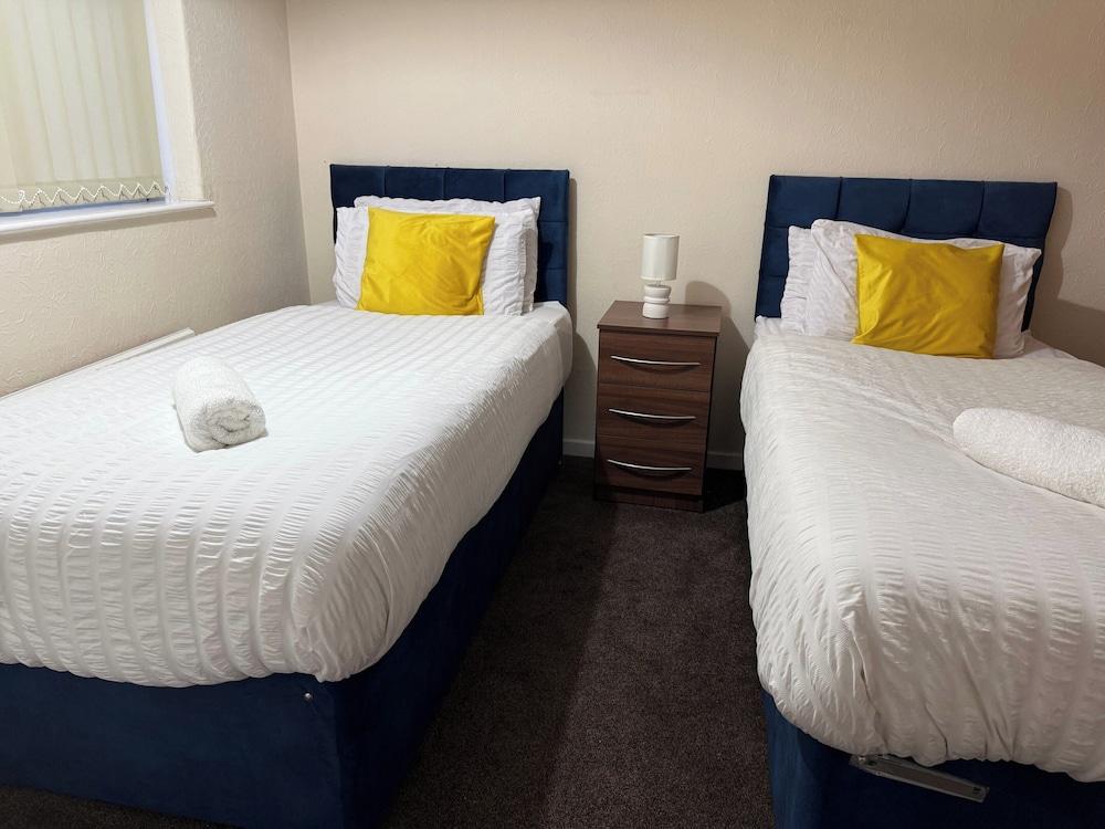 3 Bed House - Sleeps 6 - Parking - Wifi