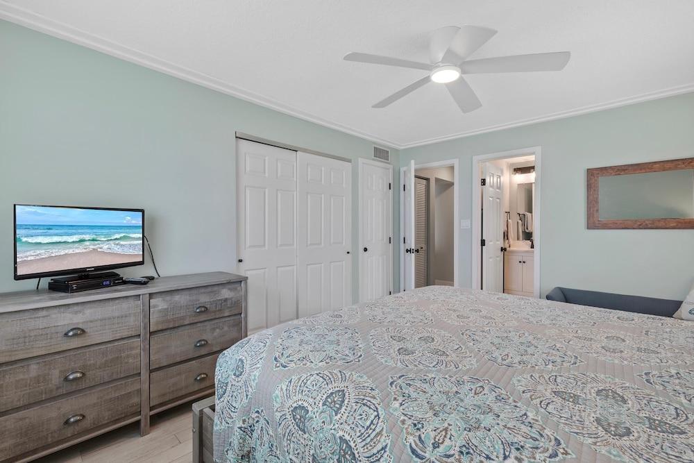 Colony Beach Club 101