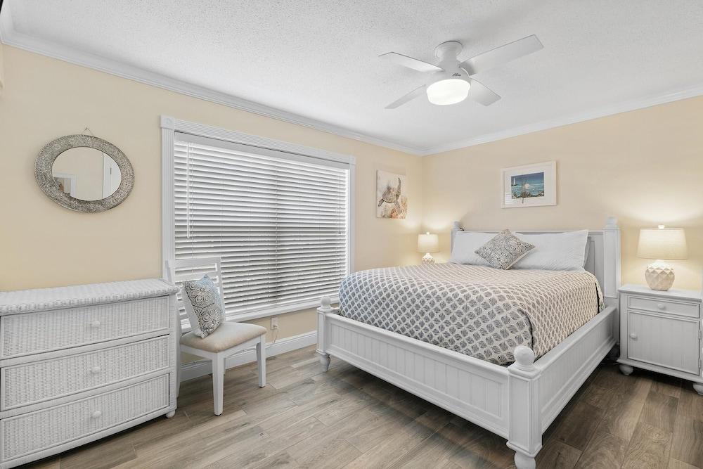 Colony Beach Club 116