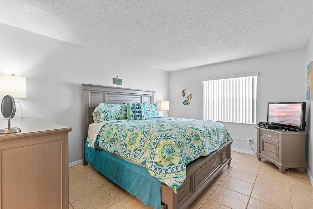 Colony Beach Club 120