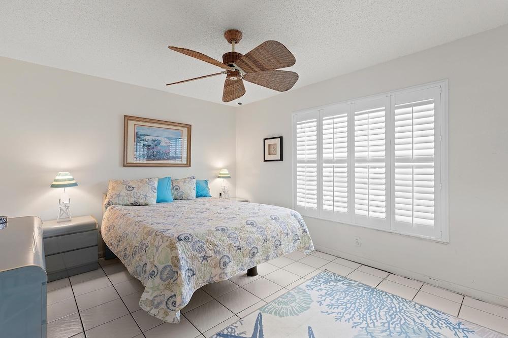 Colony Beach Club 132