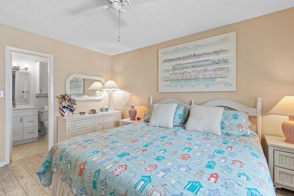 Colony Beach Club 220