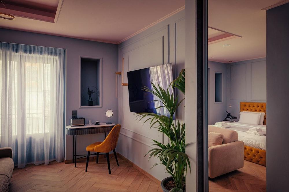 NINEMIAN SUITES SYROS