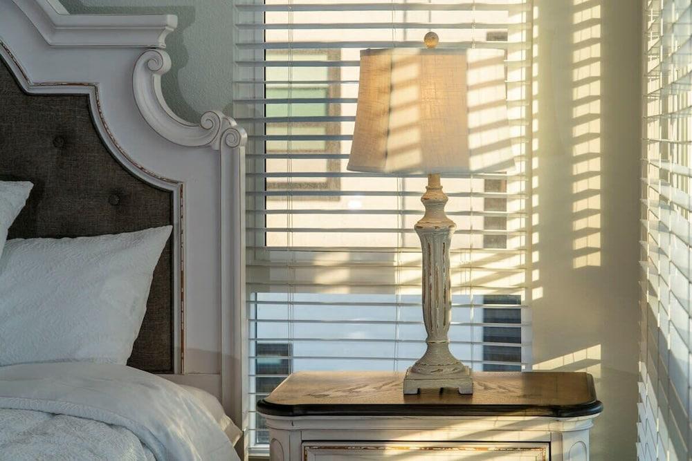 Master Bedroom With King Bed Central Location