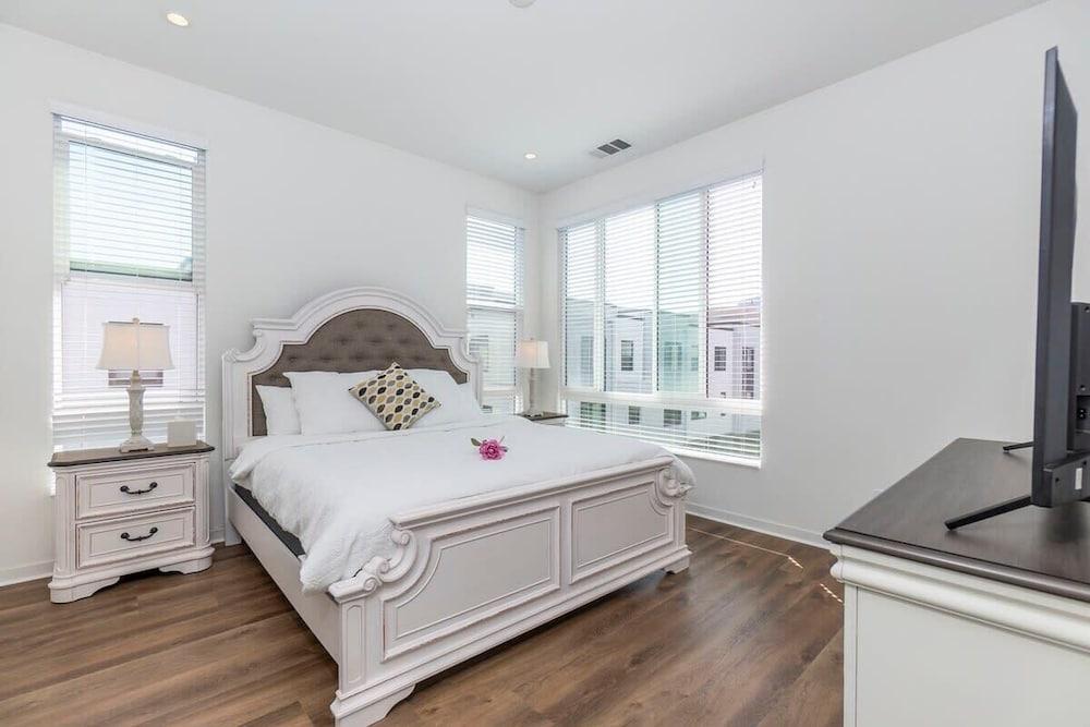Master Bedroom With King Bed Central Location