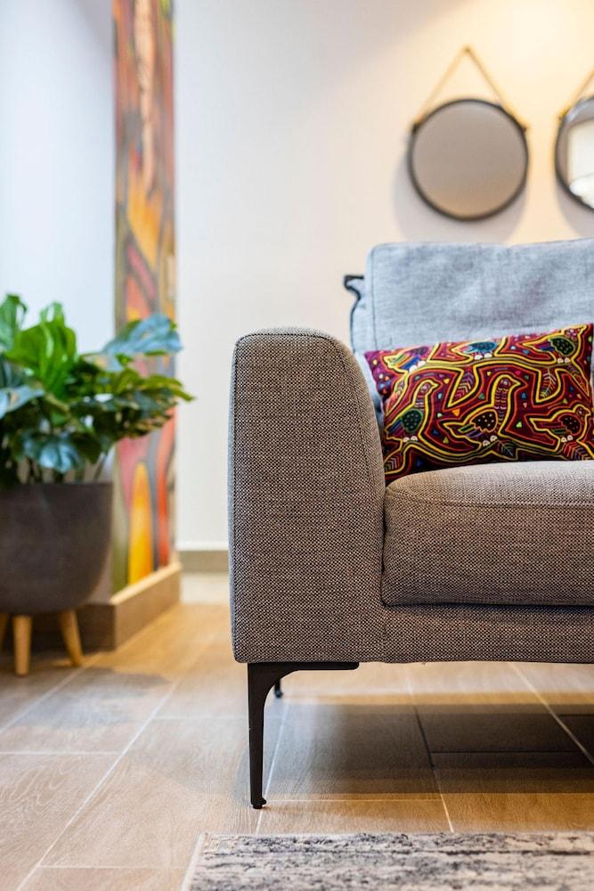 The Urbanart Condo by Acomodo