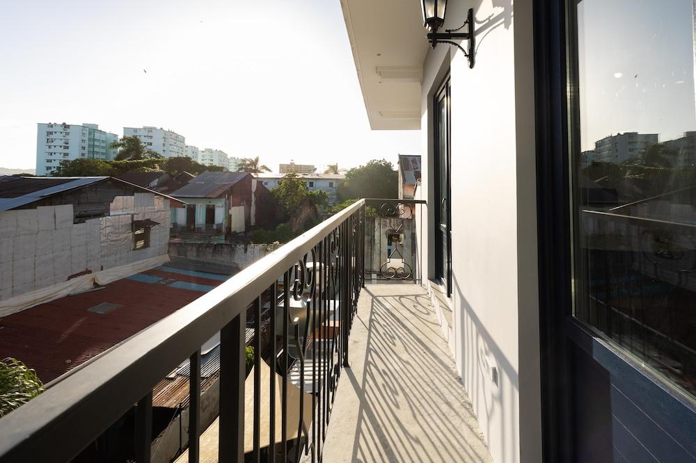 The Stylish Condo by Acomodo