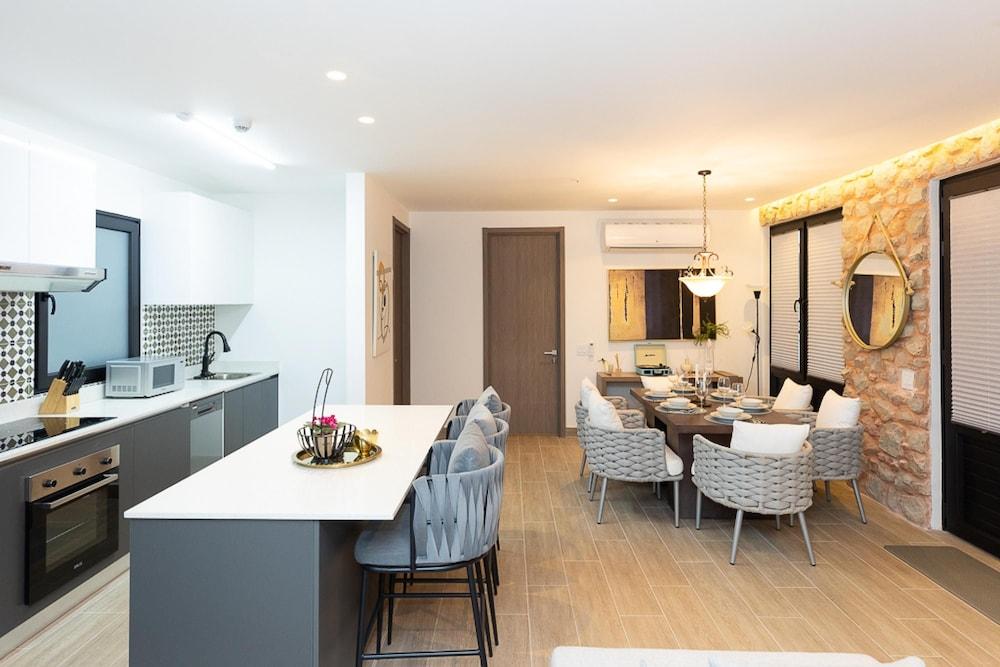 The Elegant Condo by Acomodo