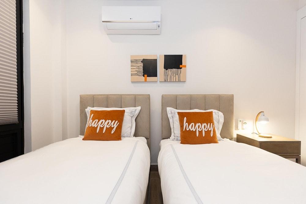 The Elegant Condo by Acomodo