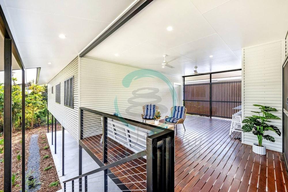 Urbanretreat Modern Outdoor Dining Backyard