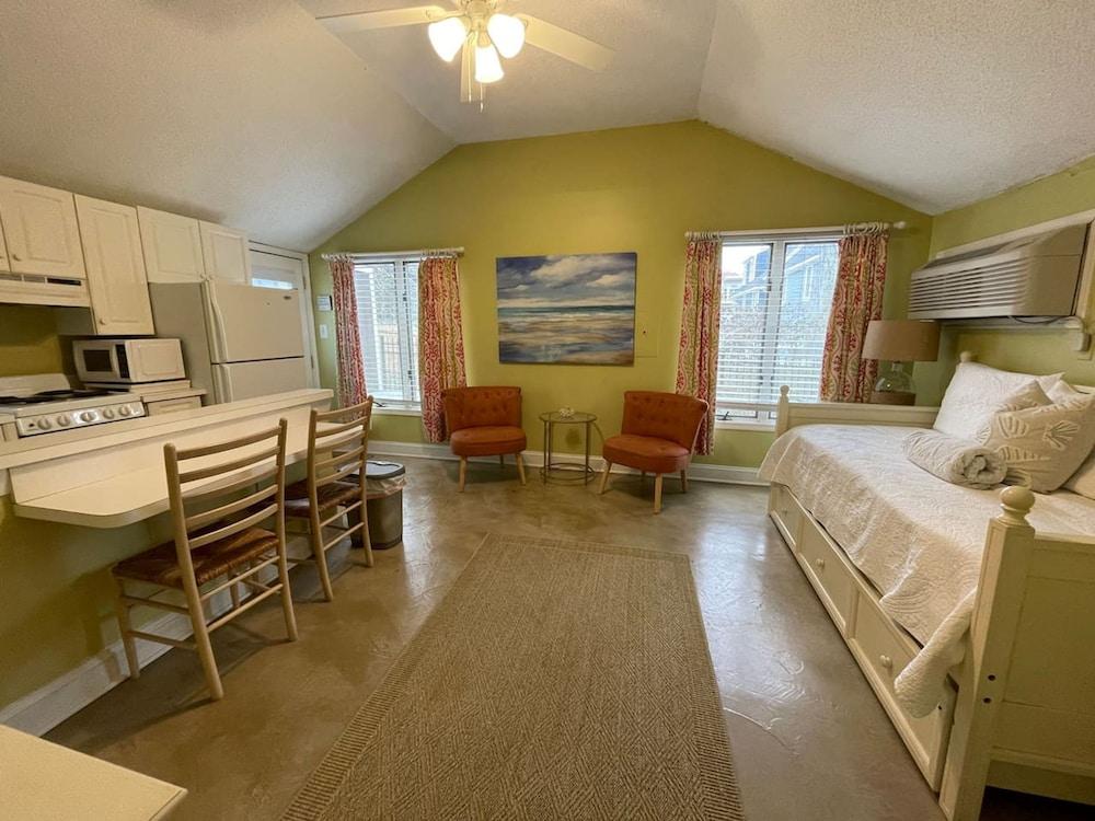 Little Coastal Cottage - Cute 1 1