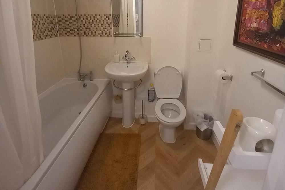 5 Guests - Pet Friendly - Balcony & Free Parking