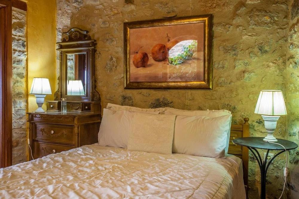 Smaragda Art Country House