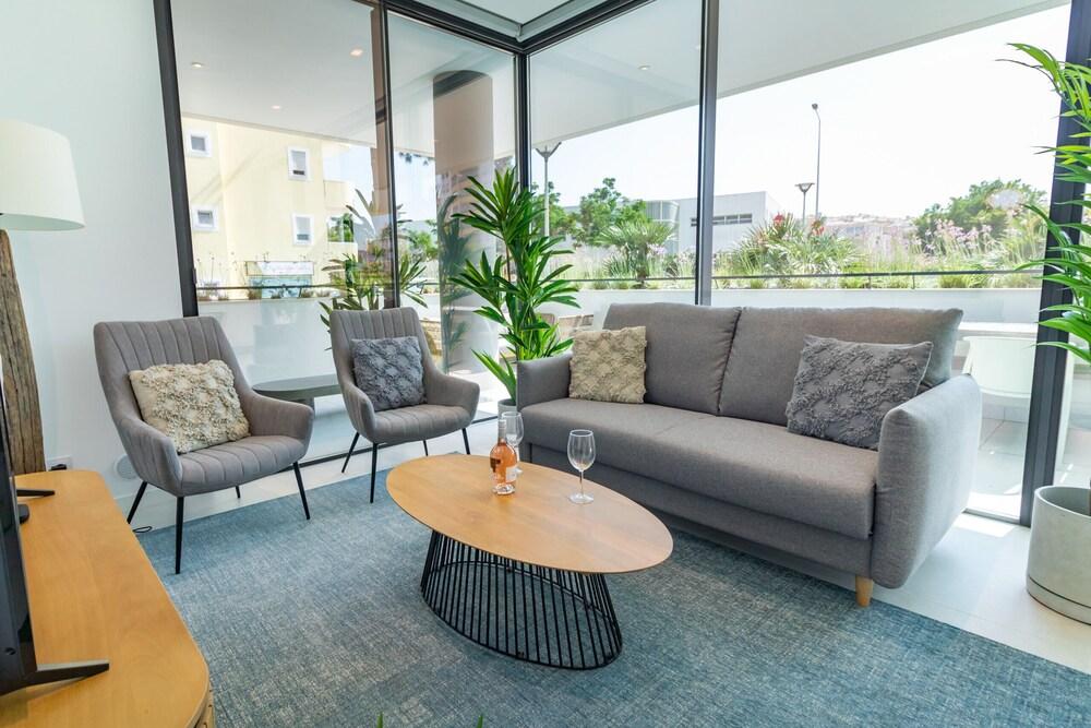 Lagos Deluxe 2 With Pool by Homing