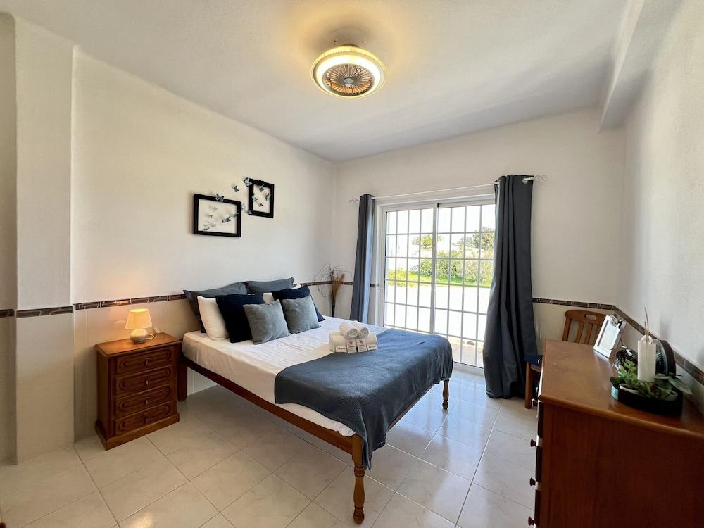 Pêra Stylish Villa With Pool by Homing