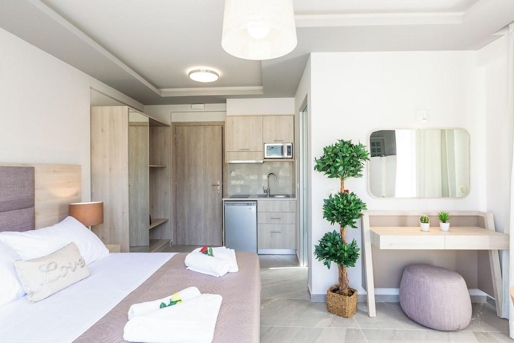 Akrogiali Apartments