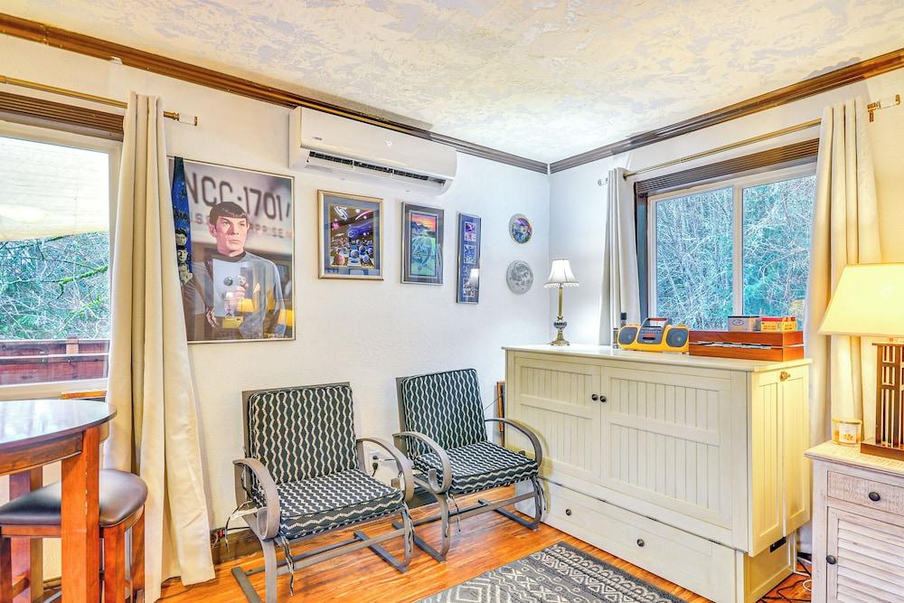 4 Mi to Sandy River Access: Studio w/ Mtn Views!