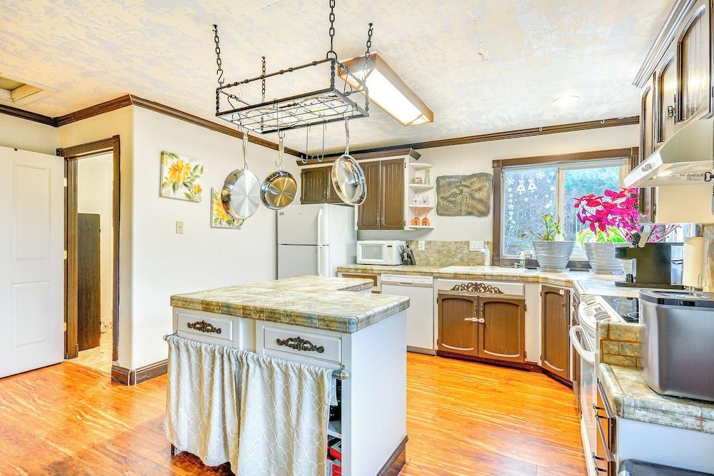 4 Mi to Sandy River Access: Studio w/ Mtn Views!