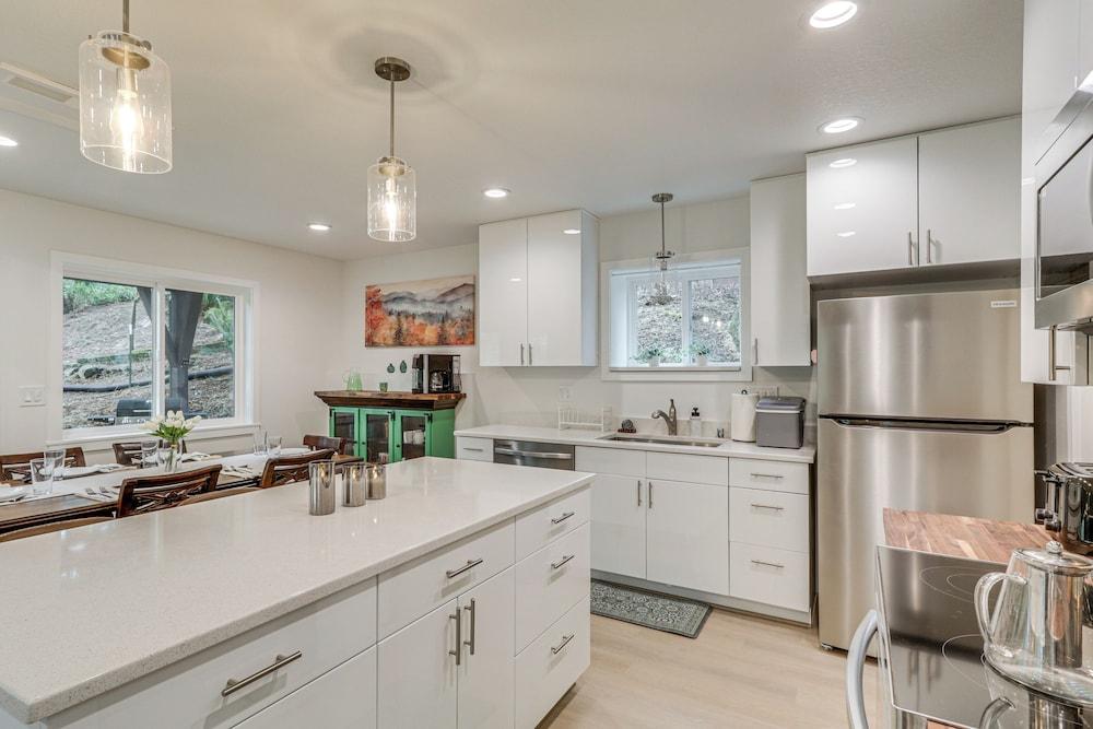 Near Rivers & Boating: Home w/ Hot Tub in Longview